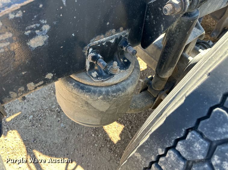 image for item ER8937 2010 Freightliner Cascadia semi truck