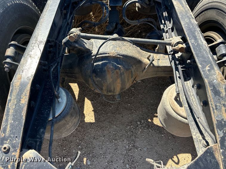 image for item ER8937 2010 Freightliner Cascadia semi truck