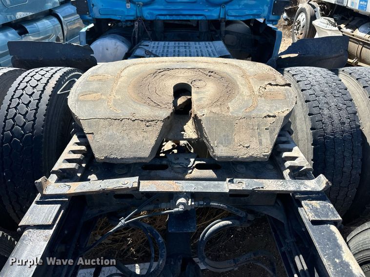 image for item ER8937 2010 Freightliner Cascadia semi truck