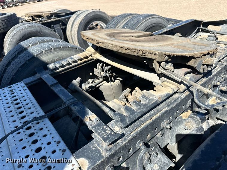 image for item ER8937 2010 Freightliner Cascadia semi truck