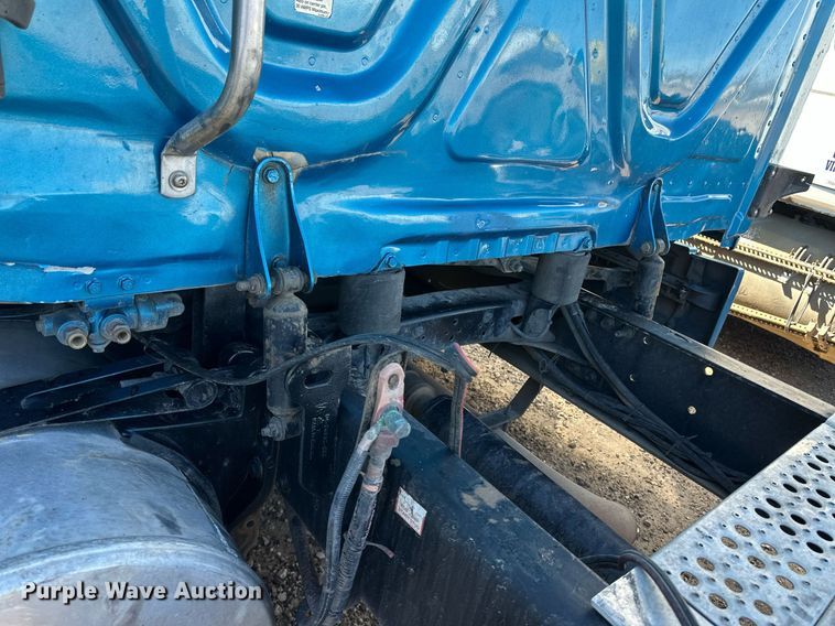 image for item ER8937 2010 Freightliner Cascadia semi truck