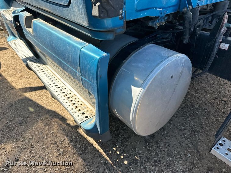 image for item ER8937 2010 Freightliner Cascadia semi truck