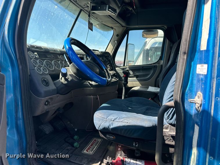 image for item ER8937 2010 Freightliner Cascadia semi truck