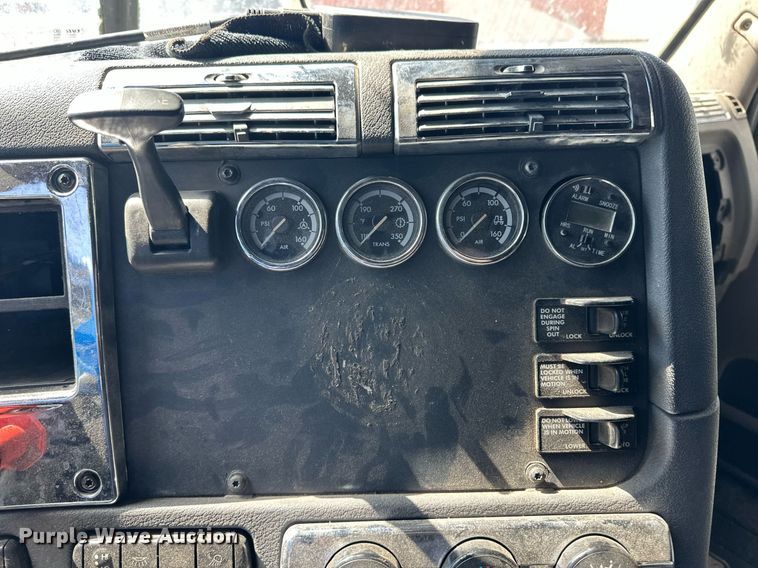 image for item ER8937 2010 Freightliner Cascadia semi truck