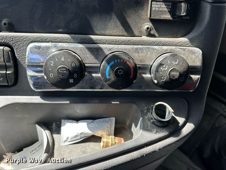 image for item ER8937 2010 Freightliner Cascadia semi truck