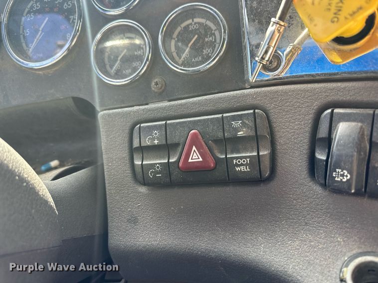 image for item ER8937 2010 Freightliner Cascadia semi truck