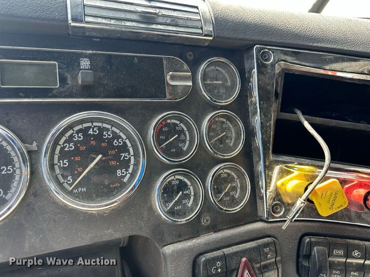 image for item ER8937 2010 Freightliner Cascadia semi truck