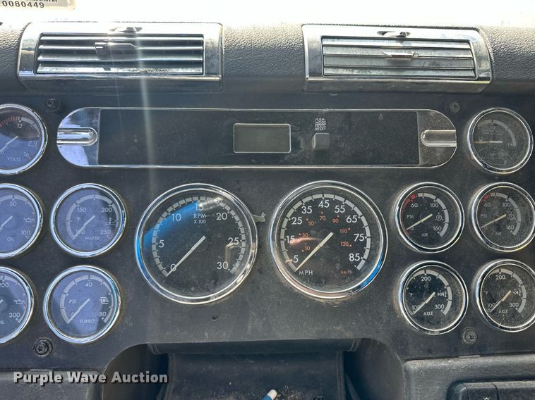 image for item ER8937 2010 Freightliner Cascadia semi truck