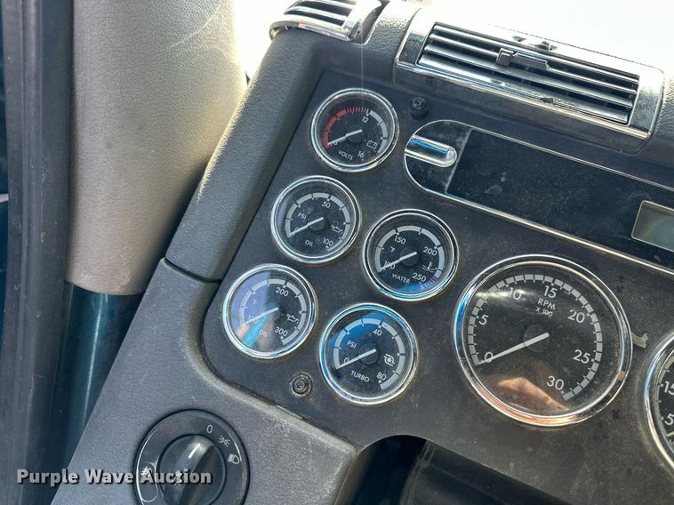 image for item ER8937 2010 Freightliner Cascadia semi truck