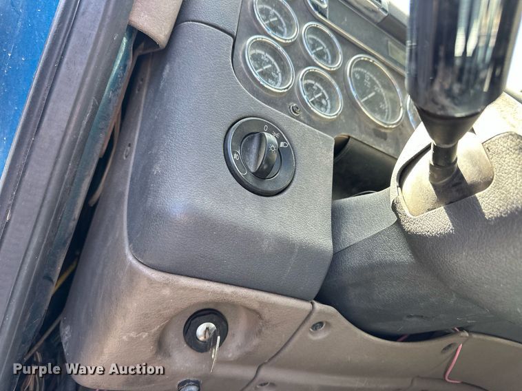 image for item ER8937 2010 Freightliner Cascadia semi truck