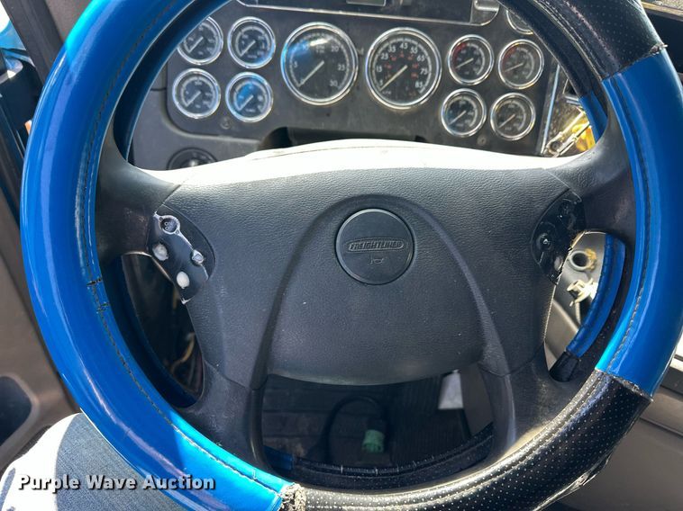 image for item ER8937 2010 Freightliner Cascadia semi truck