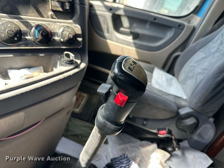 image for item ER8937 2010 Freightliner Cascadia semi truck