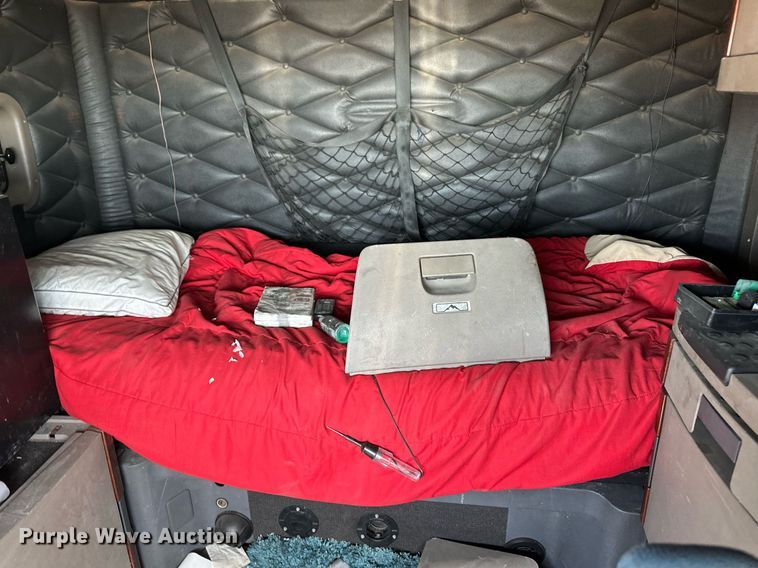 image for item ER8937 2010 Freightliner Cascadia semi truck