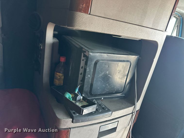 image for item ER8937 2010 Freightliner Cascadia semi truck