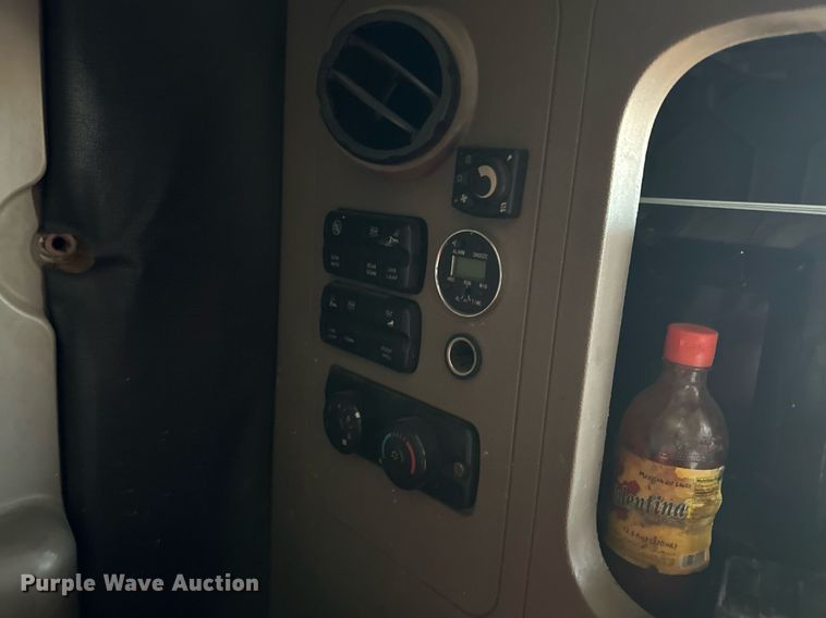 image for item ER8937 2010 Freightliner Cascadia semi truck