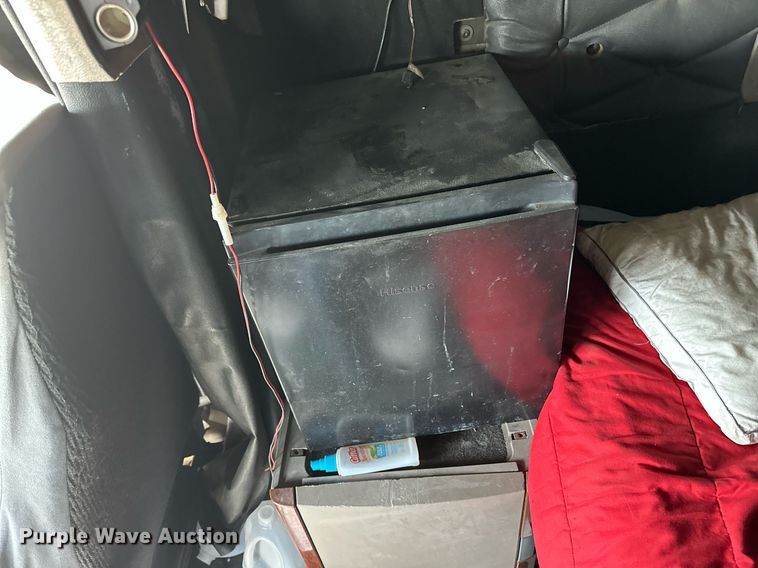 image for item ER8937 2010 Freightliner Cascadia semi truck