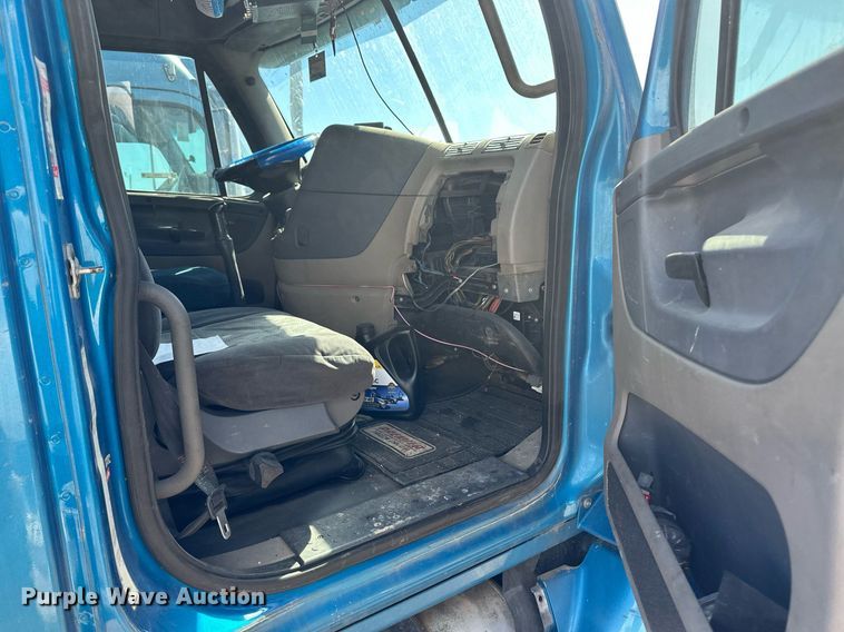 image for item ER8937 2010 Freightliner Cascadia semi truck