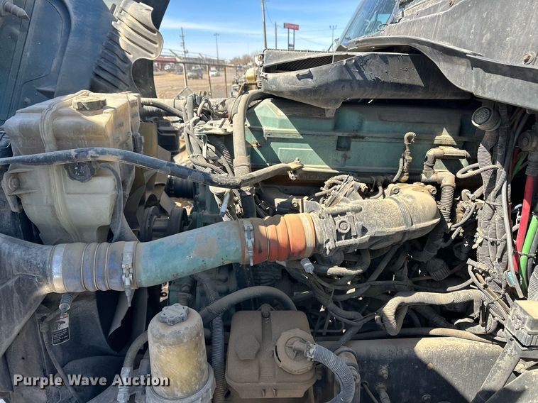 image for item ER8937 2010 Freightliner Cascadia semi truck