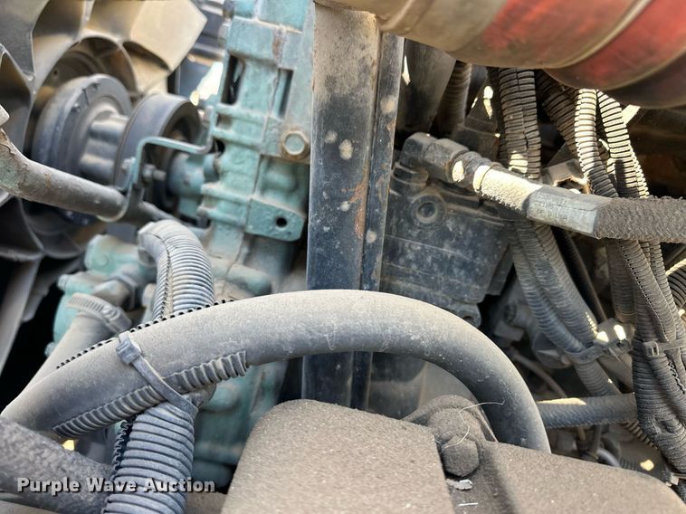 image for item ER8937 2010 Freightliner Cascadia semi truck