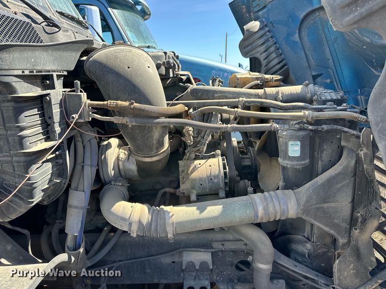 image for item ER8937 2010 Freightliner Cascadia semi truck