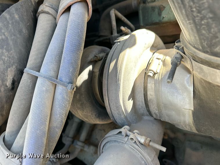 image for item ER8937 2010 Freightliner Cascadia semi truck