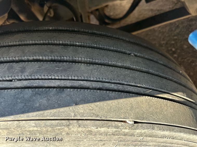 image for item ER8937 2010 Freightliner Cascadia semi truck