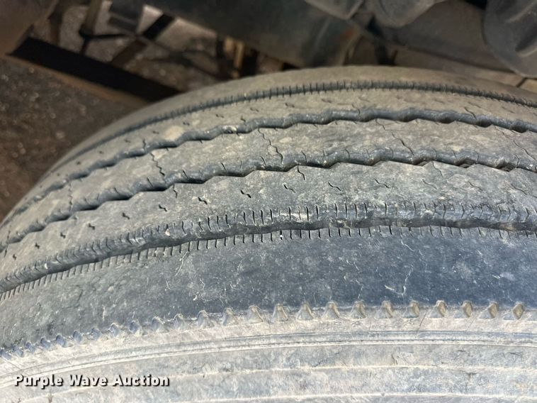 image for item ER8937 2010 Freightliner Cascadia semi truck