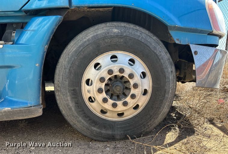 image for item ER8937 2010 Freightliner Cascadia semi truck