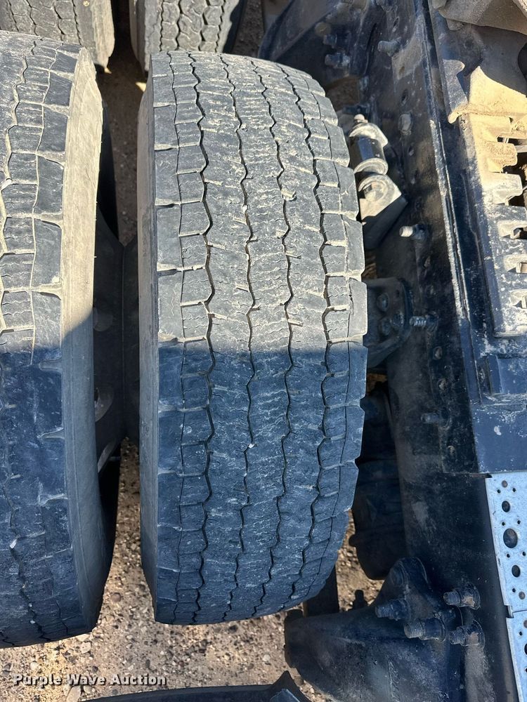 image for item ER8937 2010 Freightliner Cascadia semi truck