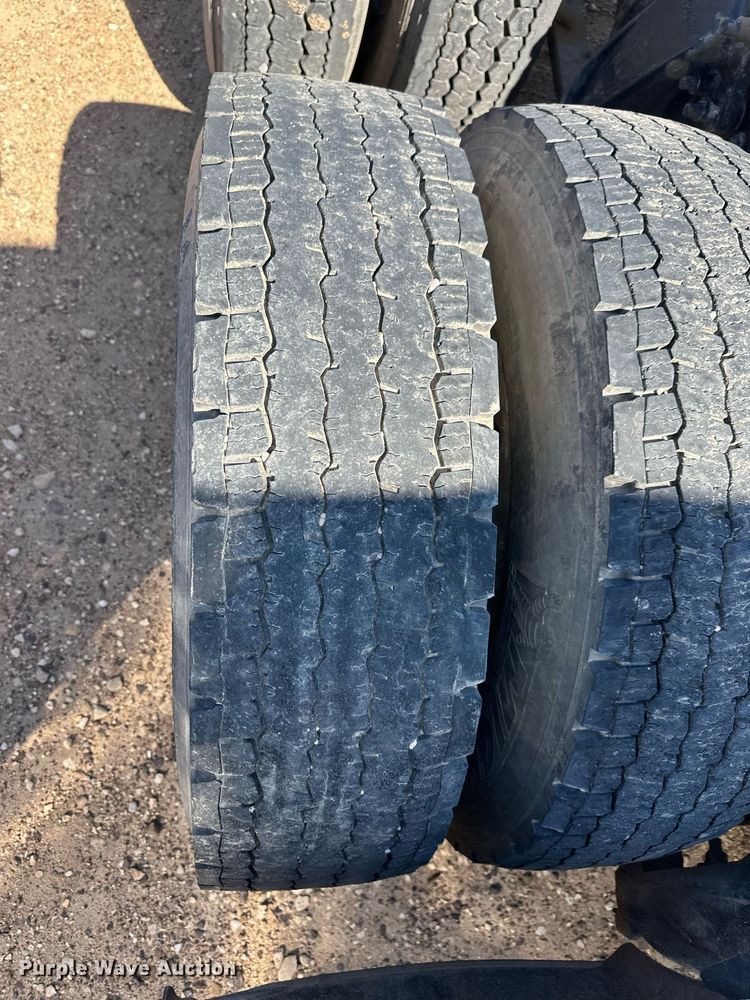 image for item ER8937 2010 Freightliner Cascadia semi truck