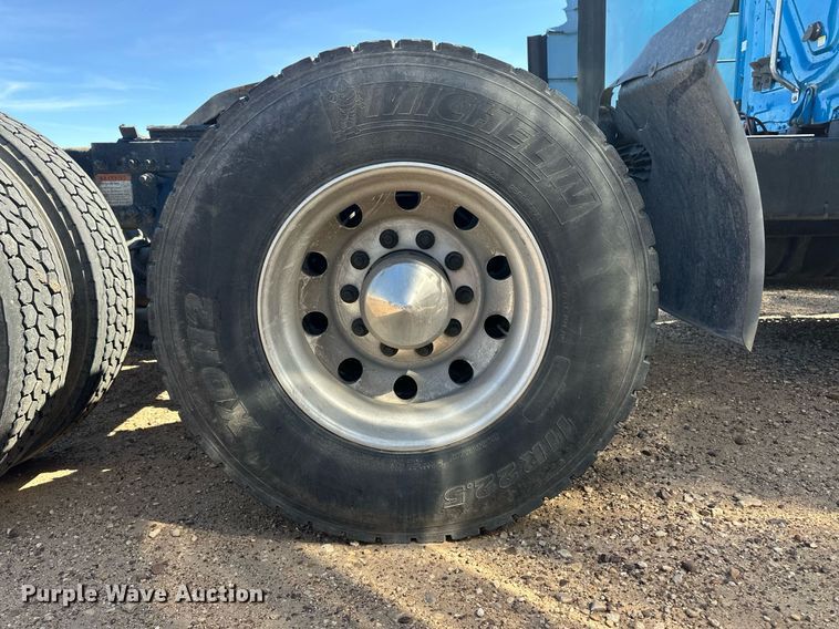 image for item ER8937 2010 Freightliner Cascadia semi truck