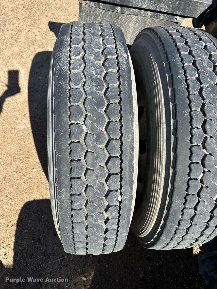 image for item ER8937 2010 Freightliner Cascadia semi truck