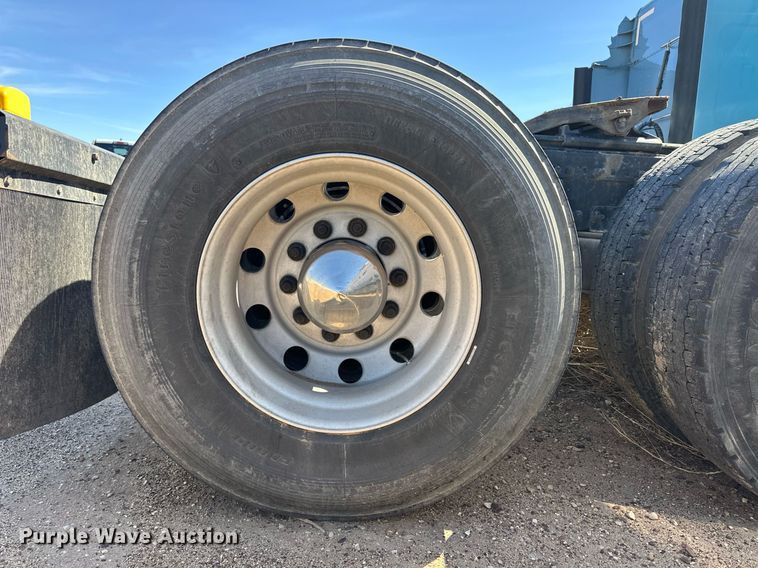 image for item ER8937 2010 Freightliner Cascadia semi truck