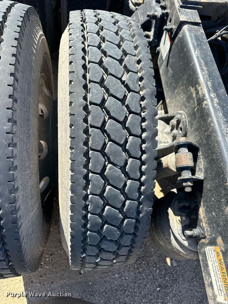 image for item ER8937 2010 Freightliner Cascadia semi truck