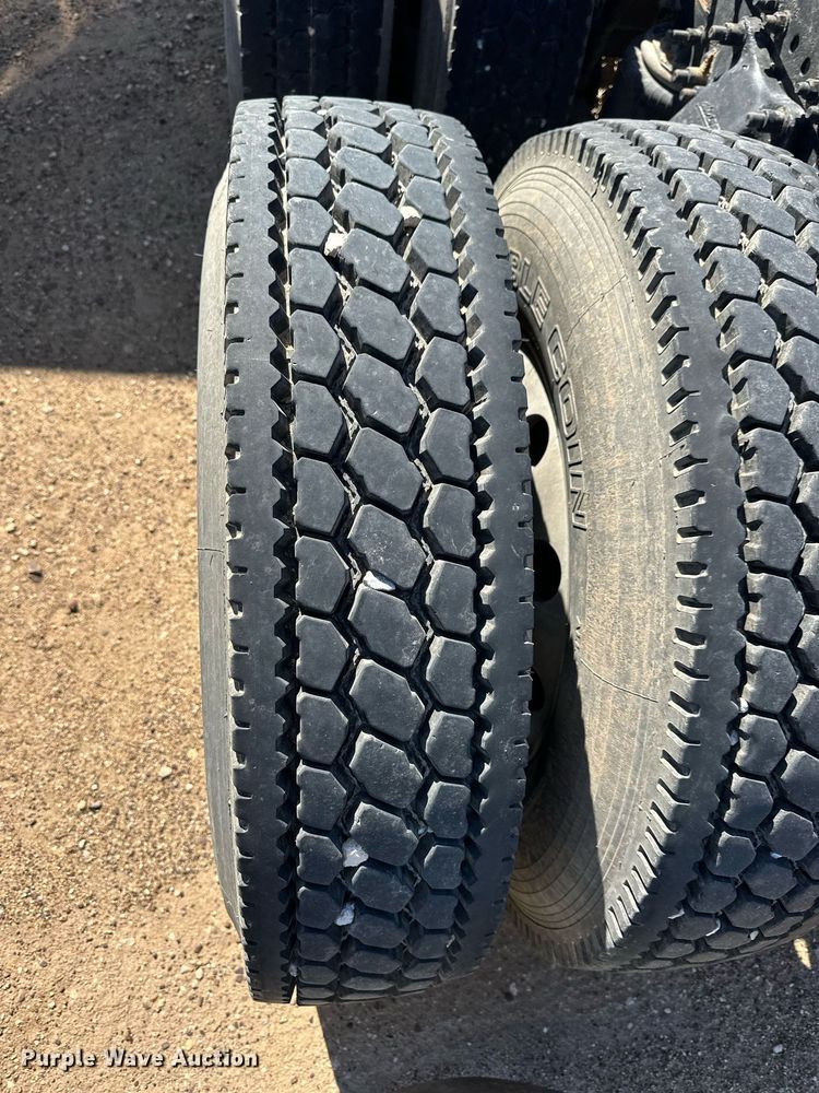 image for item ER8937 2010 Freightliner Cascadia semi truck