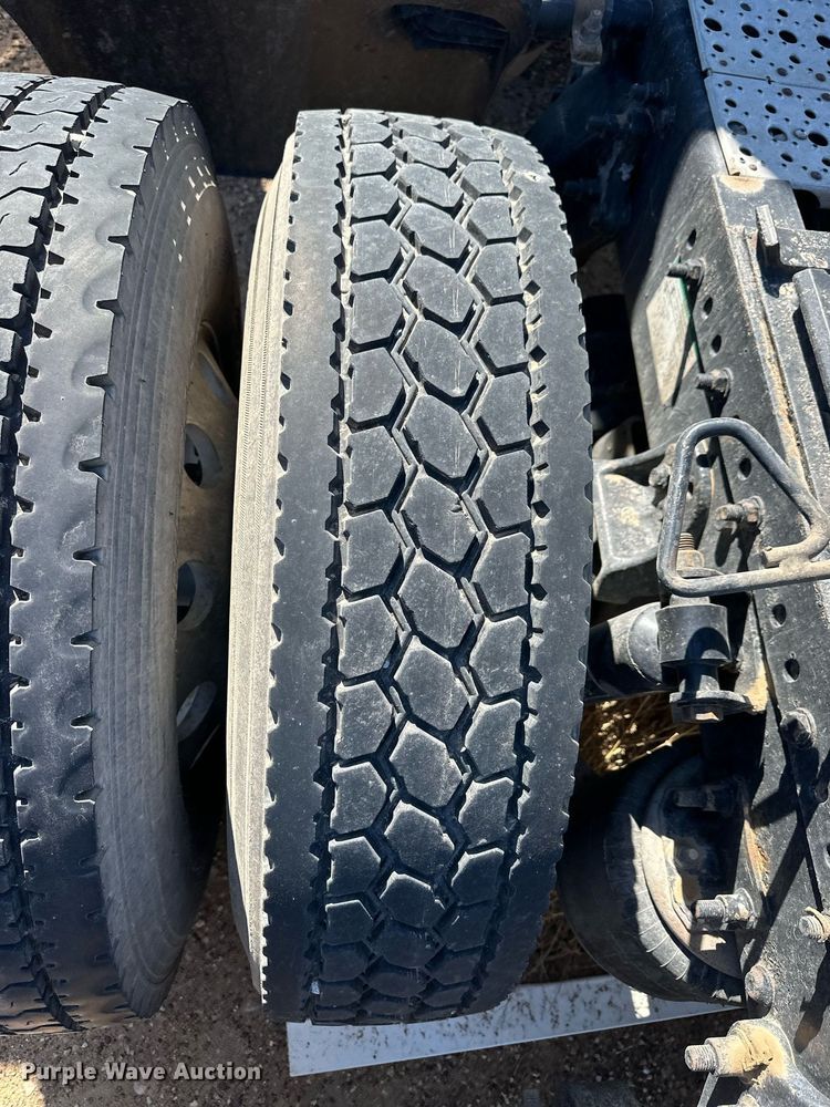 image for item ER8937 2010 Freightliner Cascadia semi truck