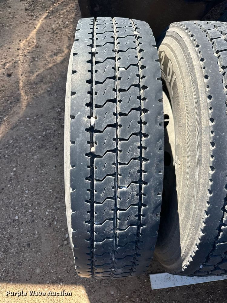 image for item ER8937 2010 Freightliner Cascadia semi truck