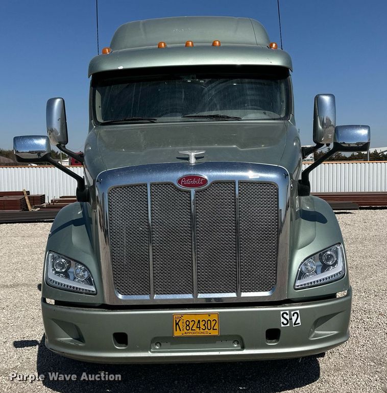 image for item ER8968 2012 Peterbilt 587 semi truck