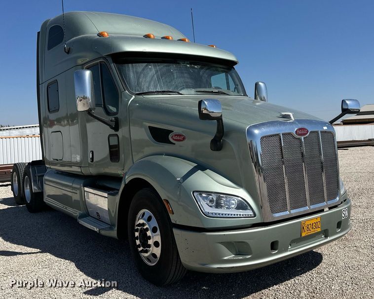 image for item ER8968 2012 Peterbilt 587 semi truck