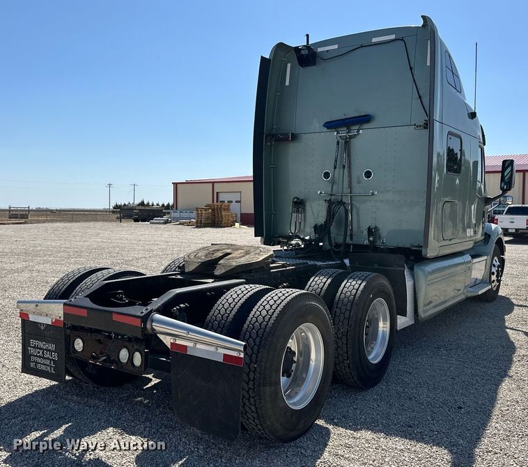 image for item ER8968 2012 Peterbilt 587 semi truck