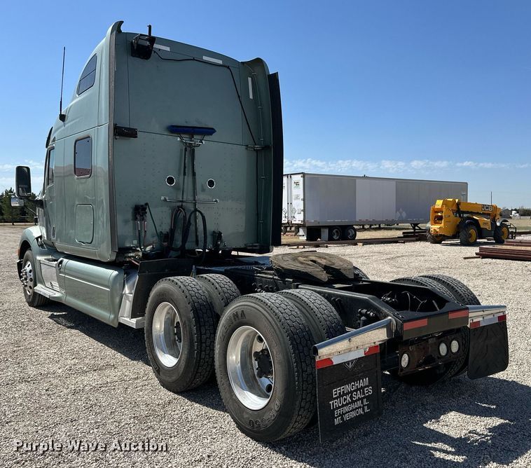image for item ER8968 2012 Peterbilt 587 semi truck