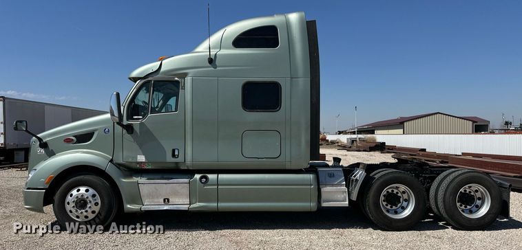 image for item ER8968 2012 Peterbilt 587 semi truck