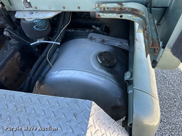 image for item ER8968 2012 Peterbilt 587 semi truck