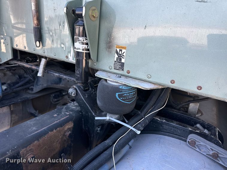 image for item ER8968 2012 Peterbilt 587 semi truck