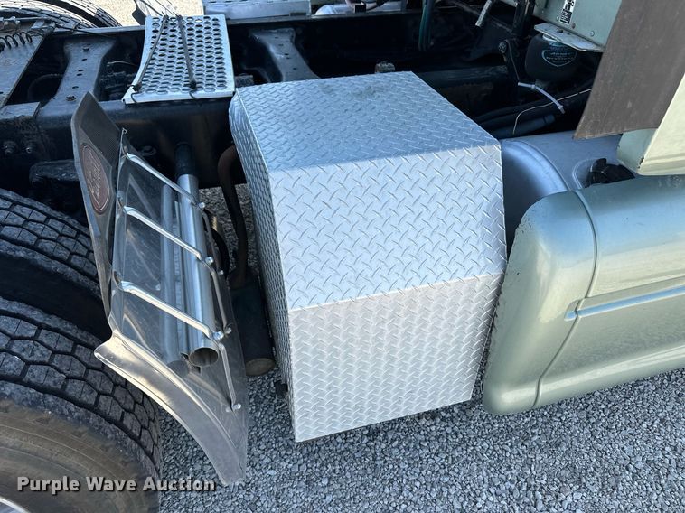 image for item ER8968 2012 Peterbilt 587 semi truck