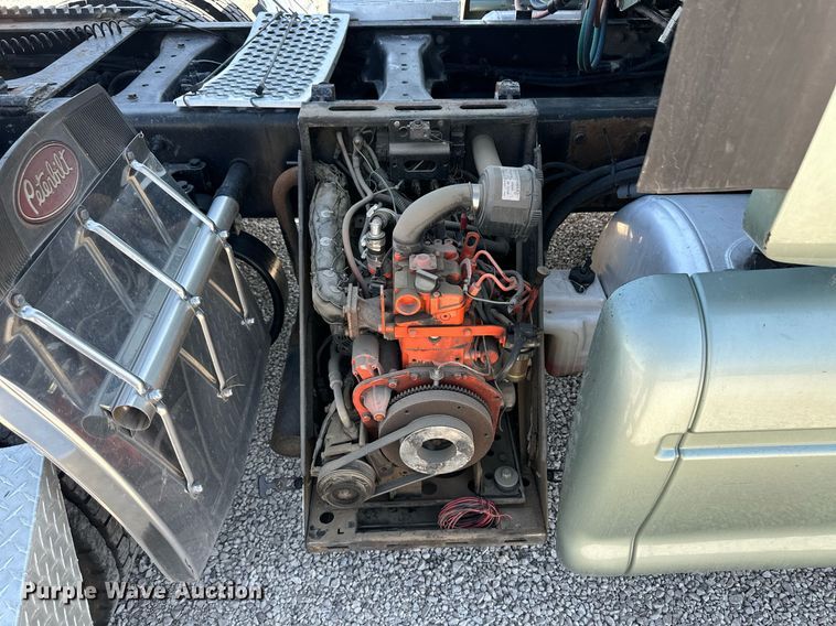 image for item ER8968 2012 Peterbilt 587 semi truck