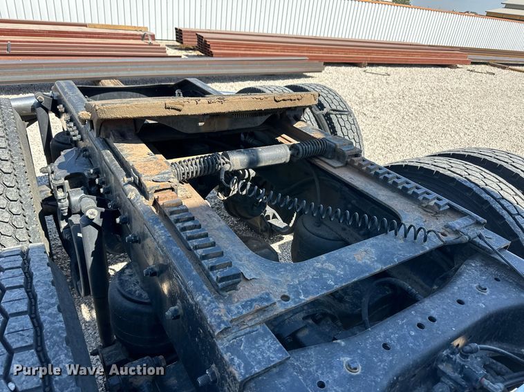 image for item ER8968 2012 Peterbilt 587 semi truck