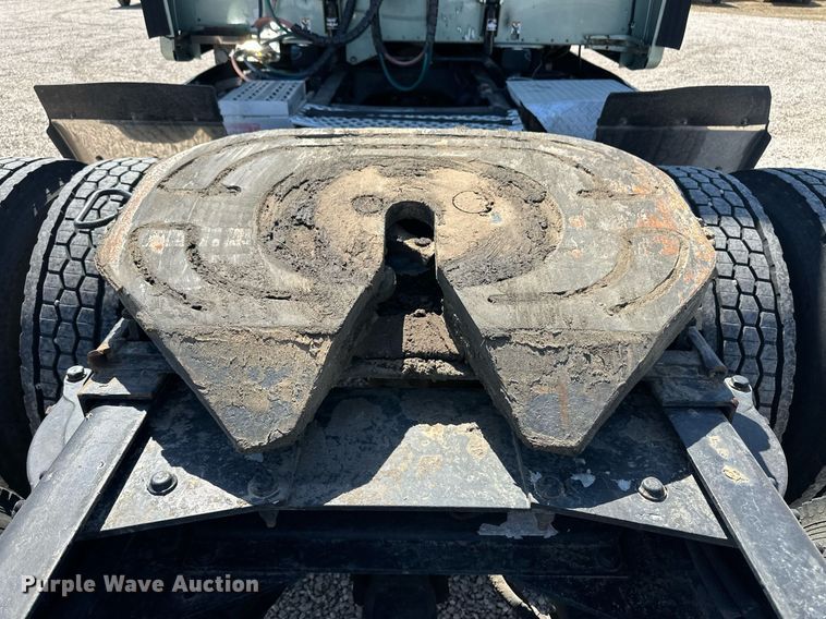 image for item ER8968 2012 Peterbilt 587 semi truck