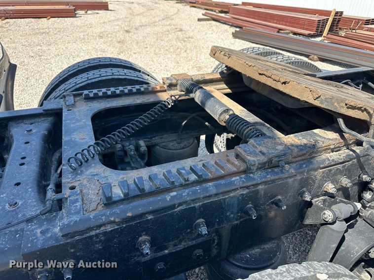 image for item ER8968 2012 Peterbilt 587 semi truck