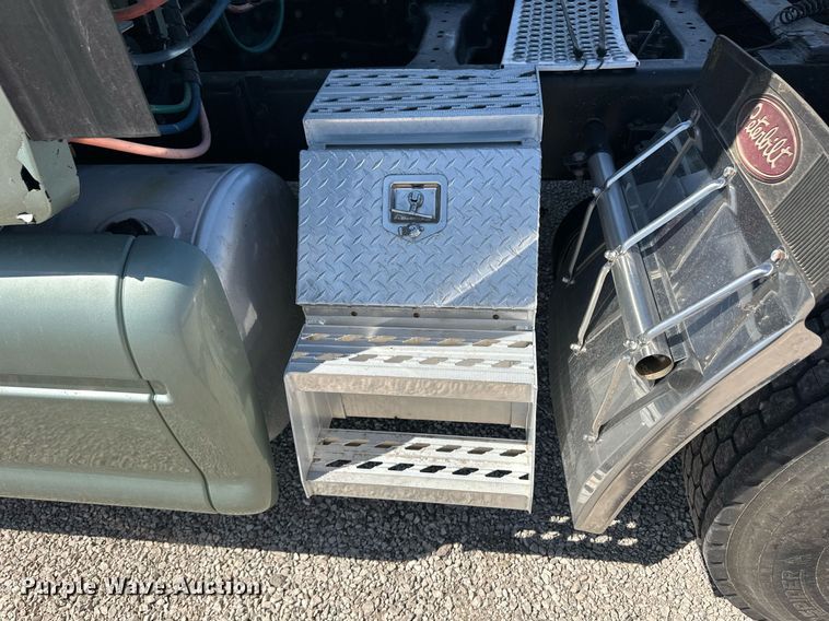 image for item ER8968 2012 Peterbilt 587 semi truck